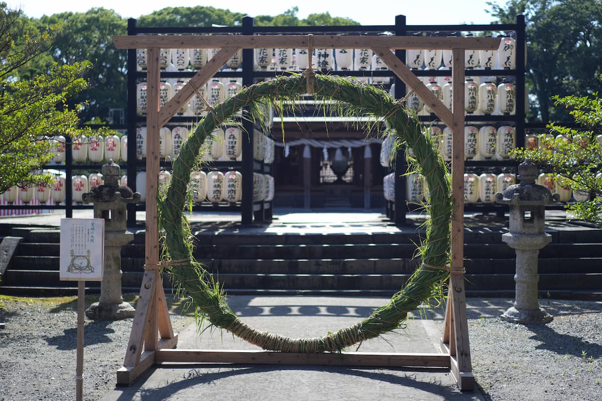 無病息災を願う「茅の輪」を設置いたしました – 三柱神社
